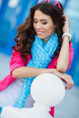 bulutlu bir manzara karşı renkli elbiseli kız