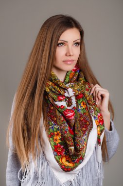 Eşarplı güzel bir genç kadının portresi..