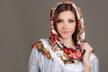 başında bir eşarp ile güzel bir genç kadının portresi