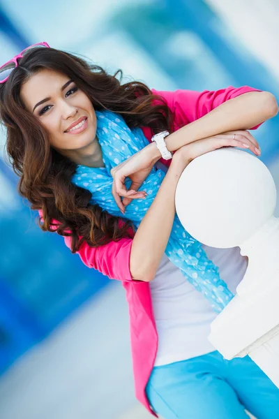 Mädchen in buntem Kleid vor bewölkter Landschaft — Stockfoto