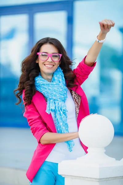 Ragazza in abito colorato contro un paesaggio nuvoloso — Foto Stock