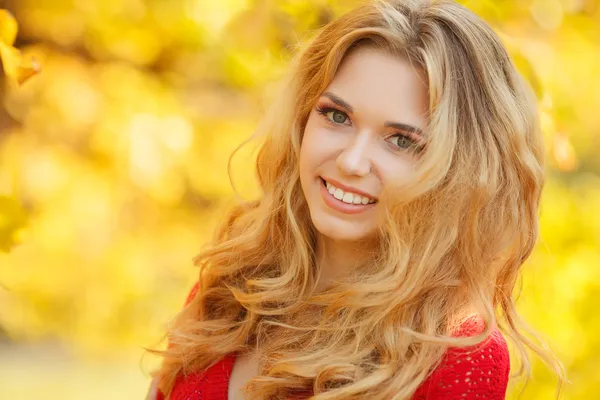 Portrait of beautiful young woman in autumn park. — Stock Photo, Image