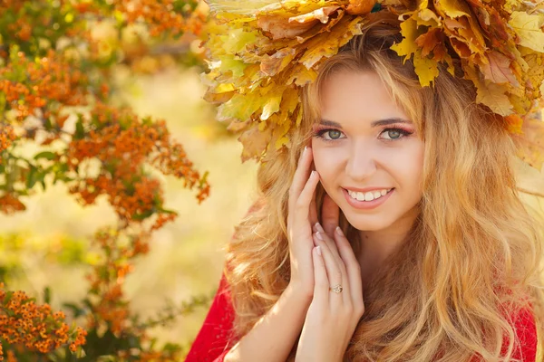Retrato de bela jovem no parque de outono. — Fotografia de Stock