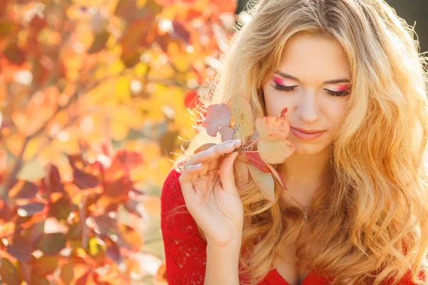 Portret van mooie jonge vrouw in herfstpark. — Stockfoto