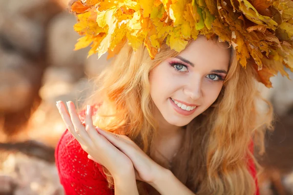 Portrait of beautiful young woman in autumn park. — Stock Photo, Image