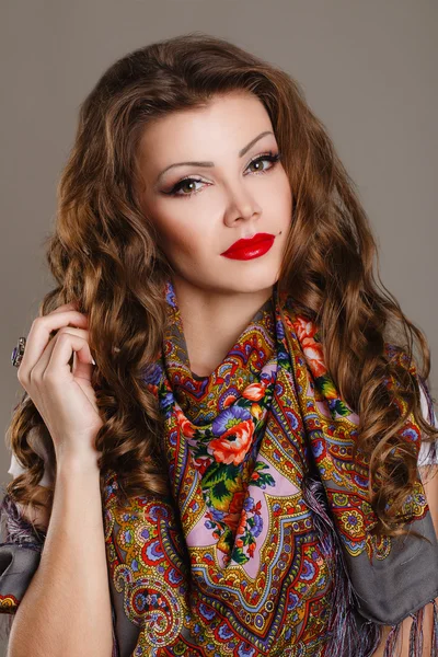 Porträt einer schönen jungen Frau mit Schal. — Stockfoto
