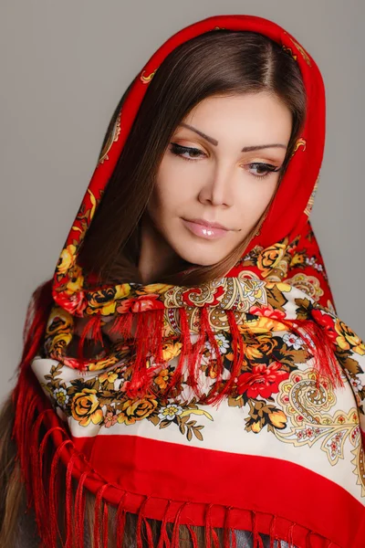 美丽的年轻女子，在她头上的围巾的肖像 — 图库照片
