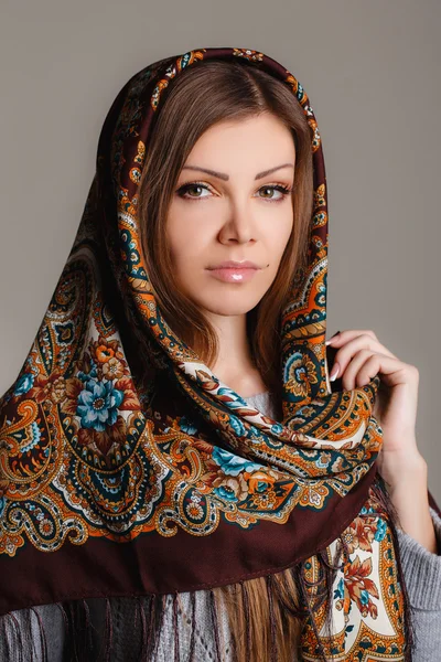 Portrait d'une belle jeune femme avec un foulard sur la tête — Photo