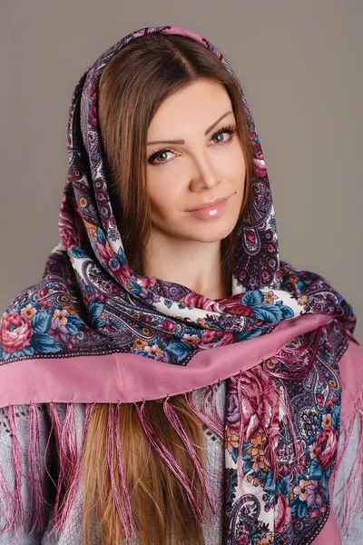 Ritratto di una bella giovane donna con una sciarpa in testa — Foto Stock