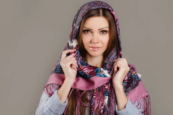 Başında bir eşarp ile güzel bir genç kadının portresi — Stok fotoğraf