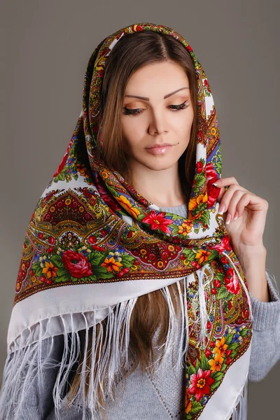 Portret van een mooie jonge vrouw met een sjaal op haar hoofd — Stockfoto
