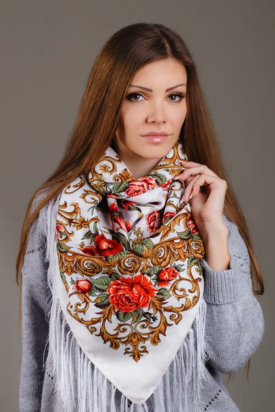 Portret van een mooie jonge vrouw met een sjaal. — Stockfoto