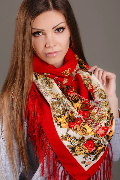 Retrato de una hermosa joven con una bufanda. — Foto de Stock