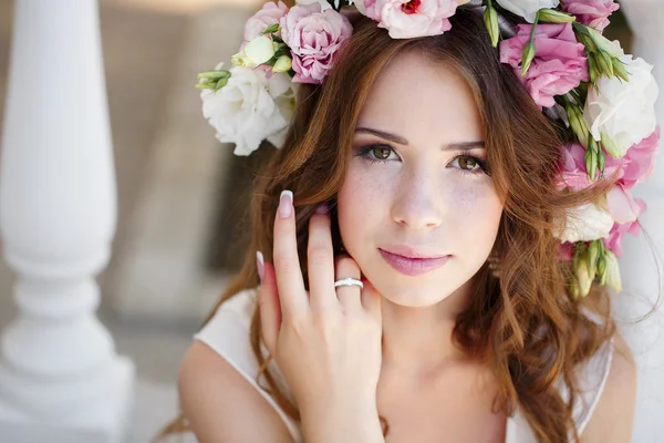 Jovem mulher bonita andando ao ar livre na primavera — Fotografia de Stock