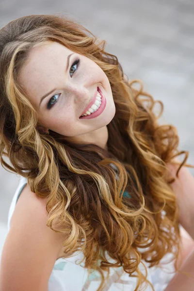 Portrait of a young happy woman in summer — Stock Photo, Image