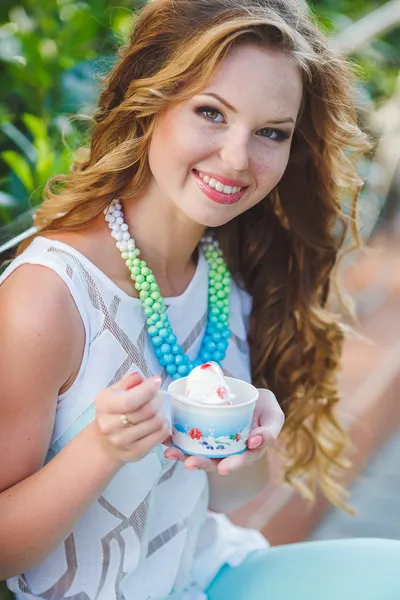 Portrait of a young happy woman in summer — Stock Photo, Image