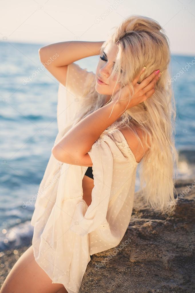 Blonde frau am strand