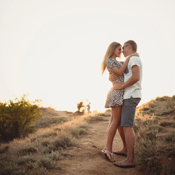 Jong paar in liefde, een aantrekkelijke man en vrouw — Stockfoto