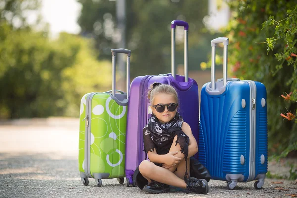 Beautiful young lady travelling with a suitcase — Stock Photo, Image