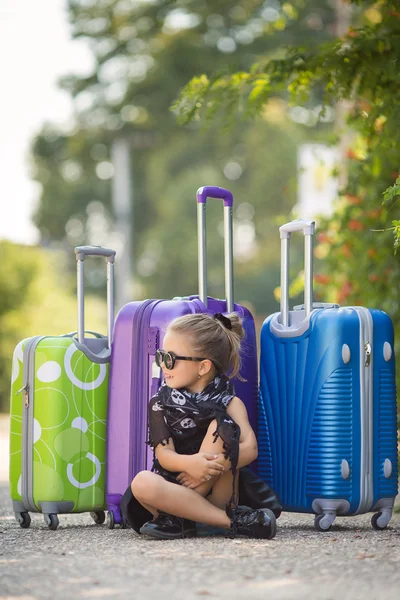 Beautiful young lady travelling with a suitcase — Zdjęcie stockowe