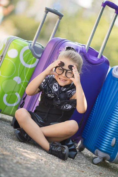 Beautiful young lady travelling with a suitcase — Stok fotoğraf