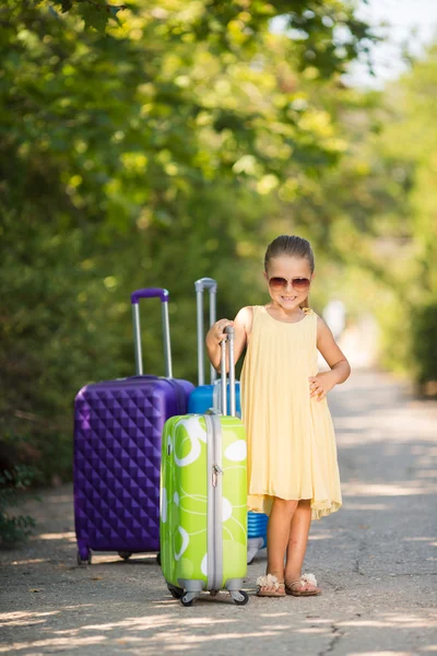 年轻貌美的女士携带一只手提箱旅行 — 图库照片
