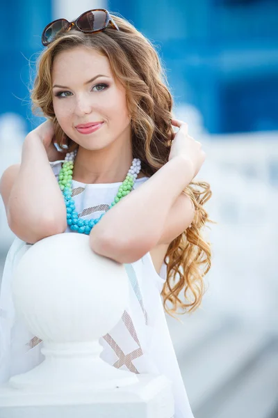 Retrato de joven sonriendo hermosa mujer al aire libre . —  Fotos de Stock