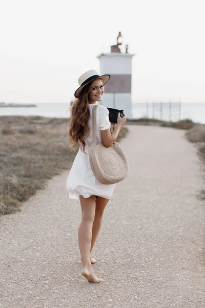 Felice giovane donna con macchina fotografica all'aperto — Foto Stock