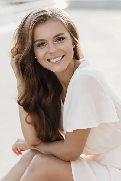 Ung glad leende kvinna i hatt utomhus — Stockfoto