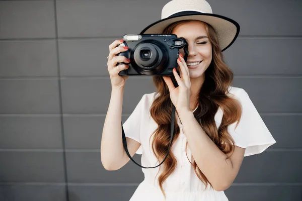 Onnellinen nuori nainen kameran kanssa ulkona — kuvapankkivalokuva