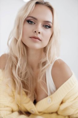 Genç, güzel sarışın kadın portresi. 