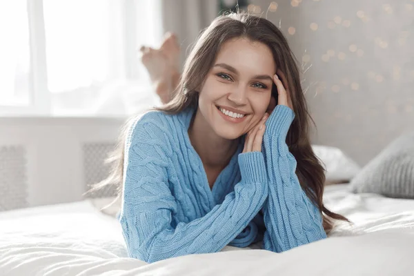 Портрет молодой счастливой улыбающейся женщины дома — стоковое фото