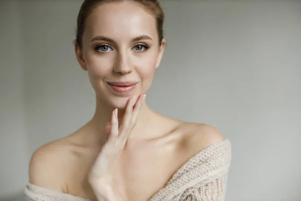 Porträt einer jungen hübschen Frau im Studio, Haut-Wellness — Stockfoto