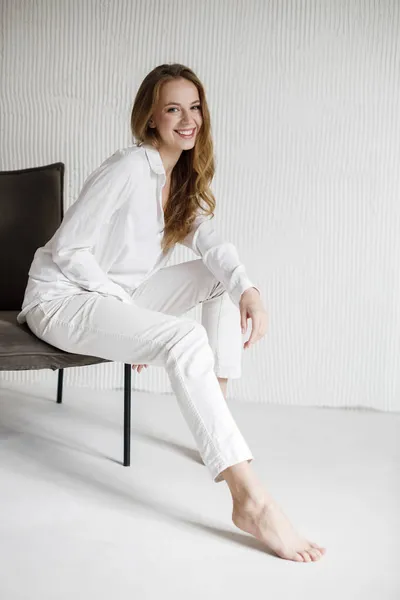 Young happy woman indoor in studio — Stock Photo, Image