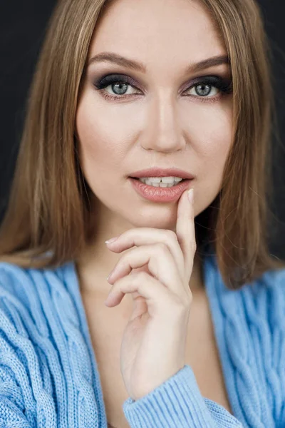 Closeup portrait of a smiling woman indoor — Stock Photo, Image