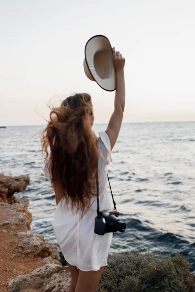 Felice giovane donna con macchina fotografica all'aperto — Foto Stock