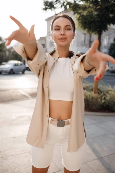 Portrait d'une jeune femme de mode en plein air — Photo