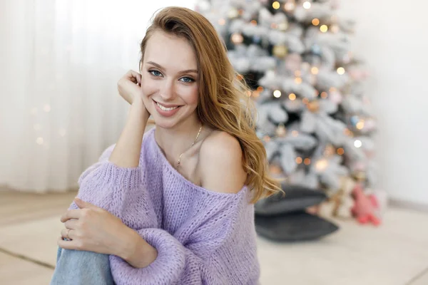 Retrato de uma jovem mulher em casa perto da árvore de Natal — Fotografia de Stock