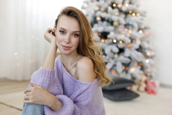 Retrato de uma jovem mulher em casa perto da árvore de Natal — Fotografia de Stock