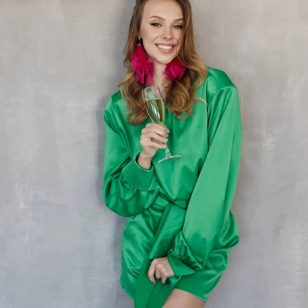 Mujer joven en vestido interior en casa — Foto de Stock