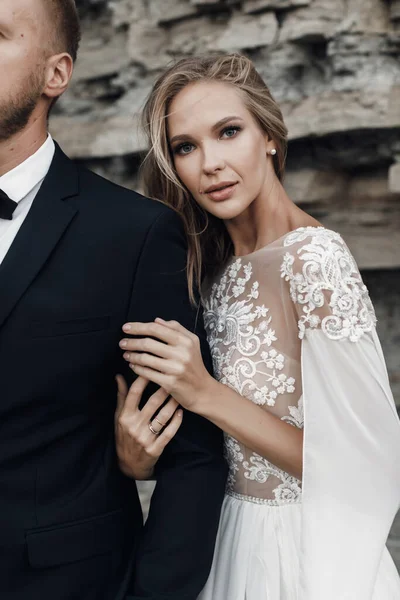 Mode Braut im schönen Hochzeitskleid im Freien — Stockfoto