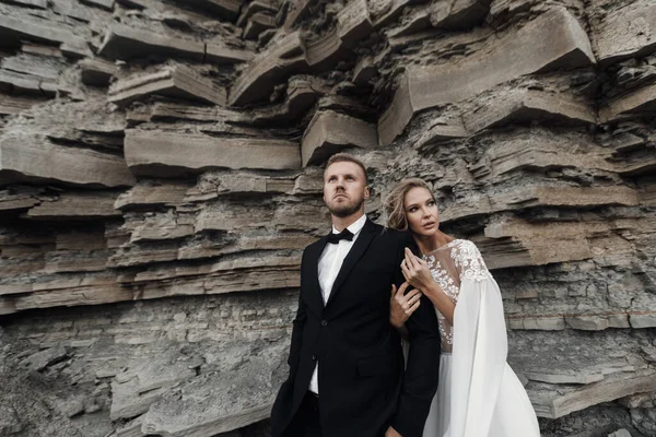 Retrato de una novia y un novio, Pareja de boda al aire libre — Foto de Stock