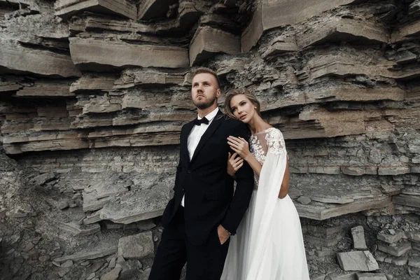 Retrato de una novia y un novio, Pareja de boda al aire libre —  Fotos de Stock