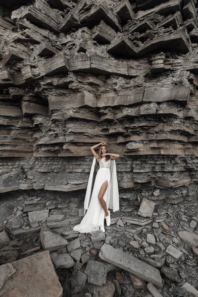 Mariée de mode dans belle robe de mariée en plein air — Photo