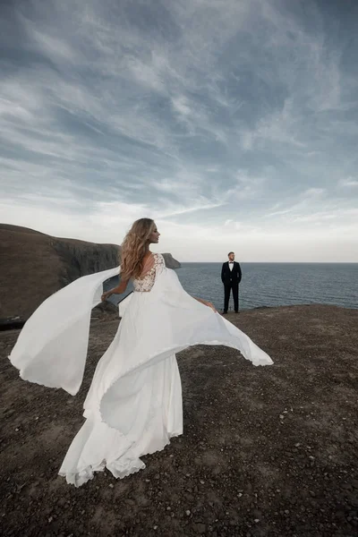 Fashion bride in beautiful wedding dress outdoor — Stock Photo, Image