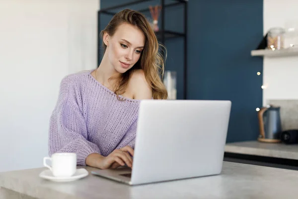 Mujer joven trabajando en casa, acogedor retrato interior — Foto de Stock