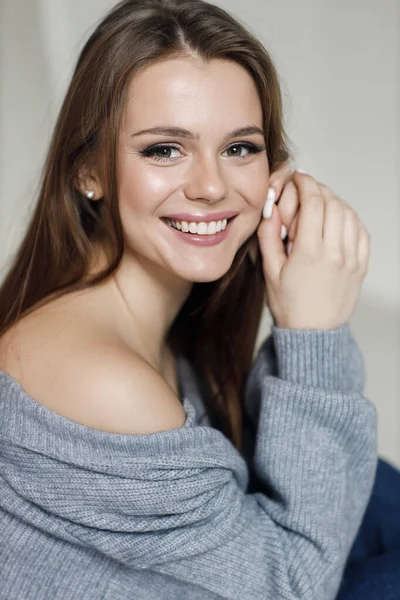 Young beautiful cozy woman indoor — Stock Photo, Image