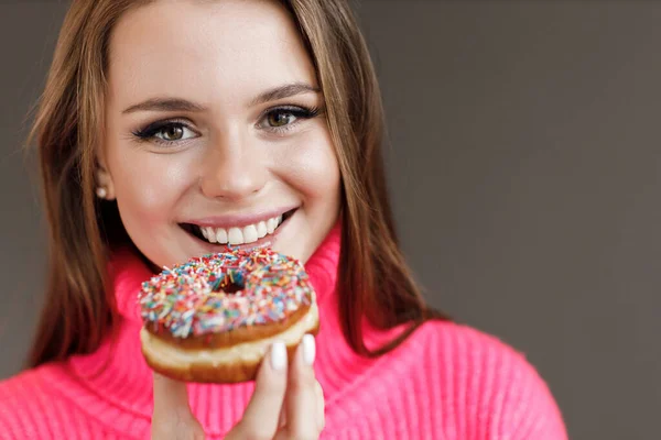 Closeup portrait young smiling woman with donut — Stock Photo, Image