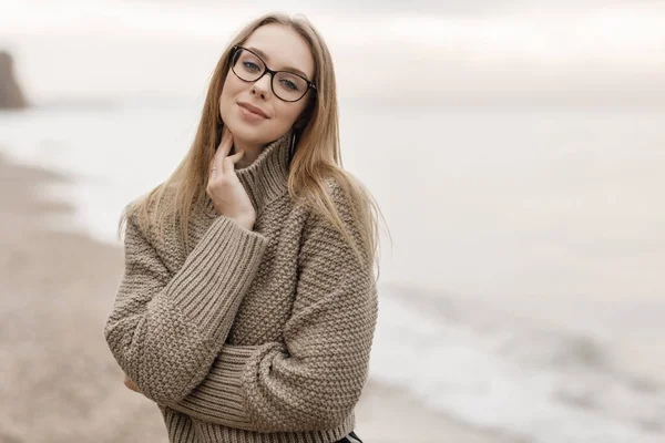 Porträt einer jungen glücklichen Frau mit Brille im Freien — Stockfoto