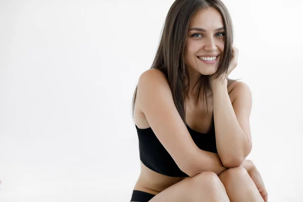 Young happy smiling woman indoor, snap portrait — Stock Photo, Image